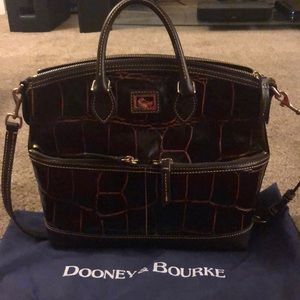Croc style Dooney